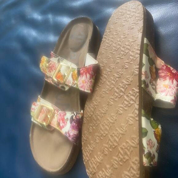 Madpaw buckle slides. Floral pattern on white. - Picture 4 of 5